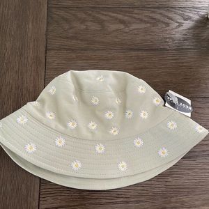 Sage flowery bucket hat
